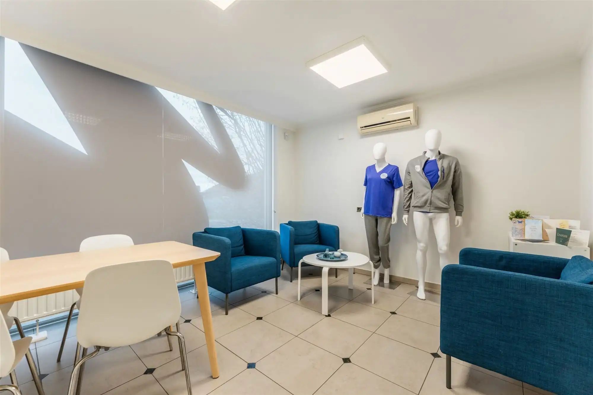 HANDELSPAND MET GOEDE VISIBILITEIT EN RUIME PARKING MET BOVENLIGGEND APPARTEMENT IN HEUSDEN-ZOLDER foto 6