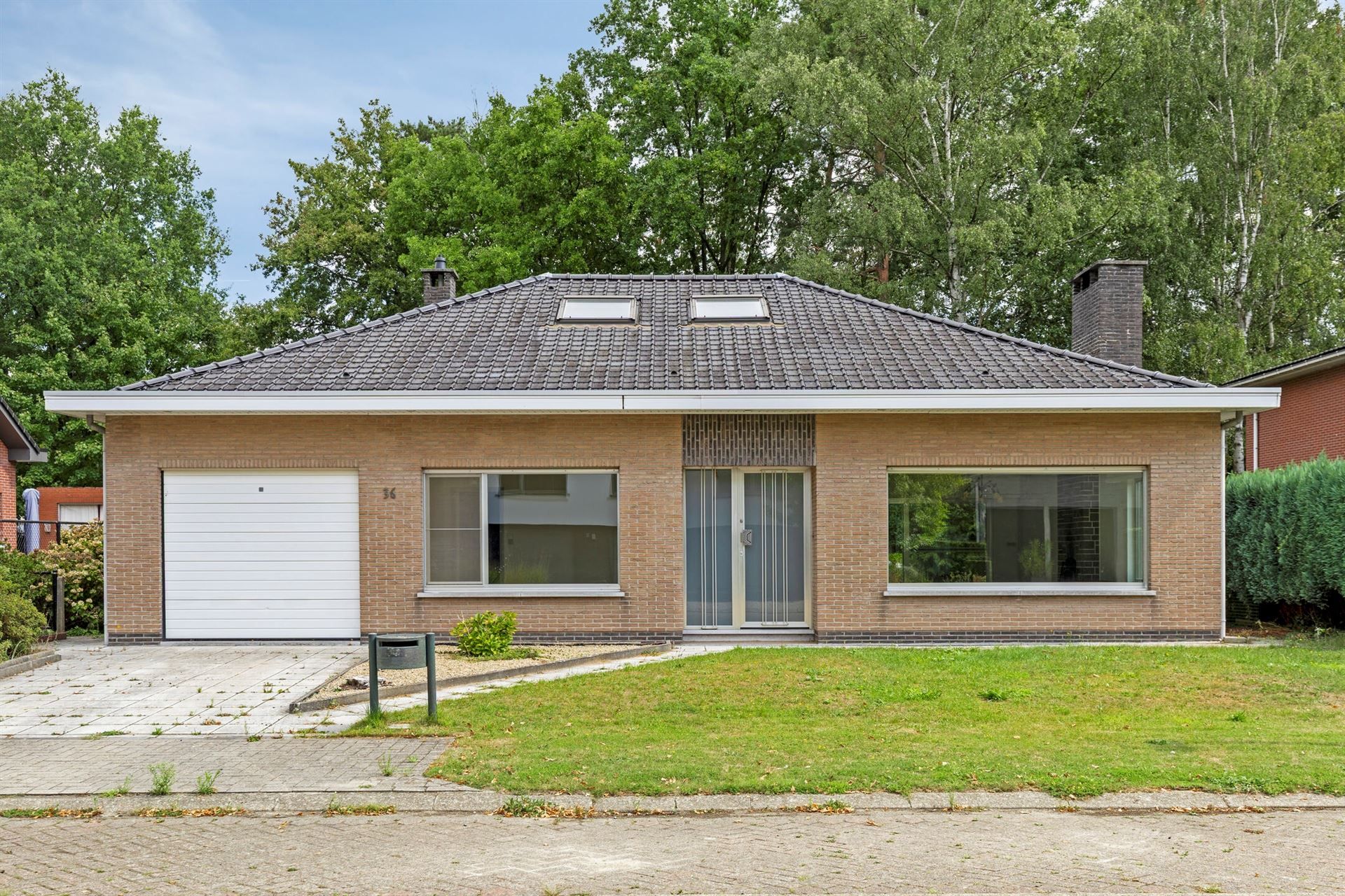 Volledig gerenoveerde woning in rustige villawijk foto 3
