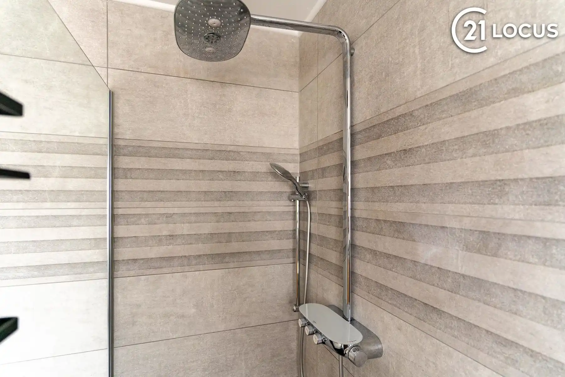 Lichtrijke woning met ruime leefkeuken en garage foto 16