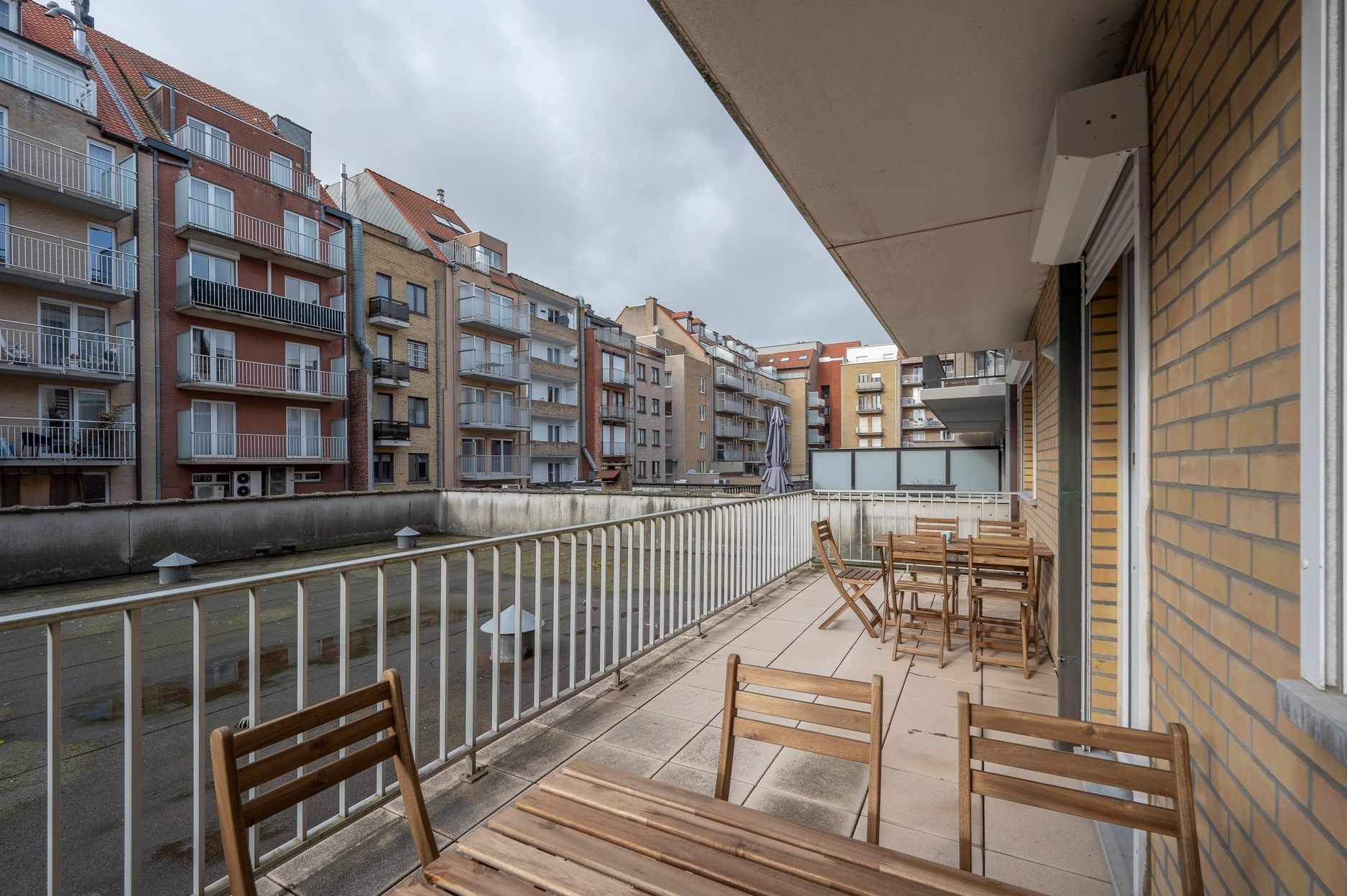 Ruim(165m2) woonappartement met mooie gevelbreedte van 10 meter en open zichten op de Piers de Raveschootlaan. Mogelijkheid tot aankoop van dubbele garagebox in foto 7