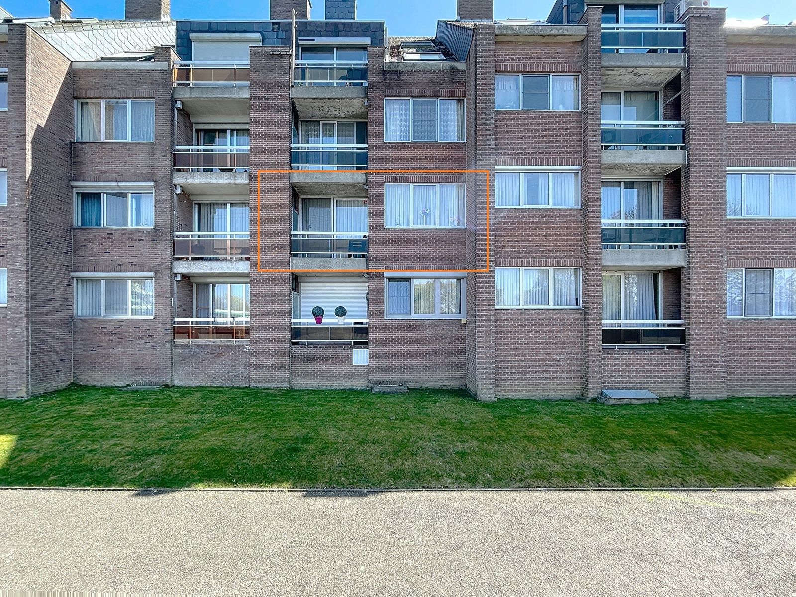 verhuurd app. met 2 slpk en garagebox aan de stadsrand foto 4