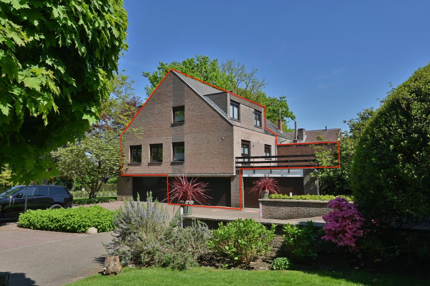Halfvrijstaande bel-etagewoning met 3 slaapkamers, bosrijk gelegen in residentiële laan foto {{pictureIndex}}