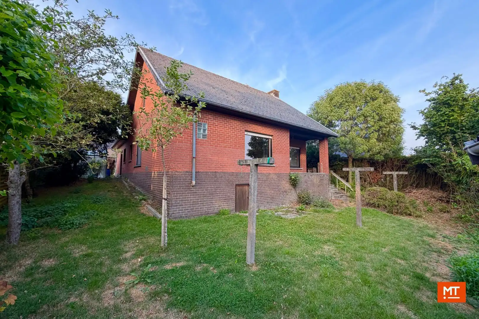 Ruime alleenstaande woning te koop op een rustige locatie te Beselare foto 3