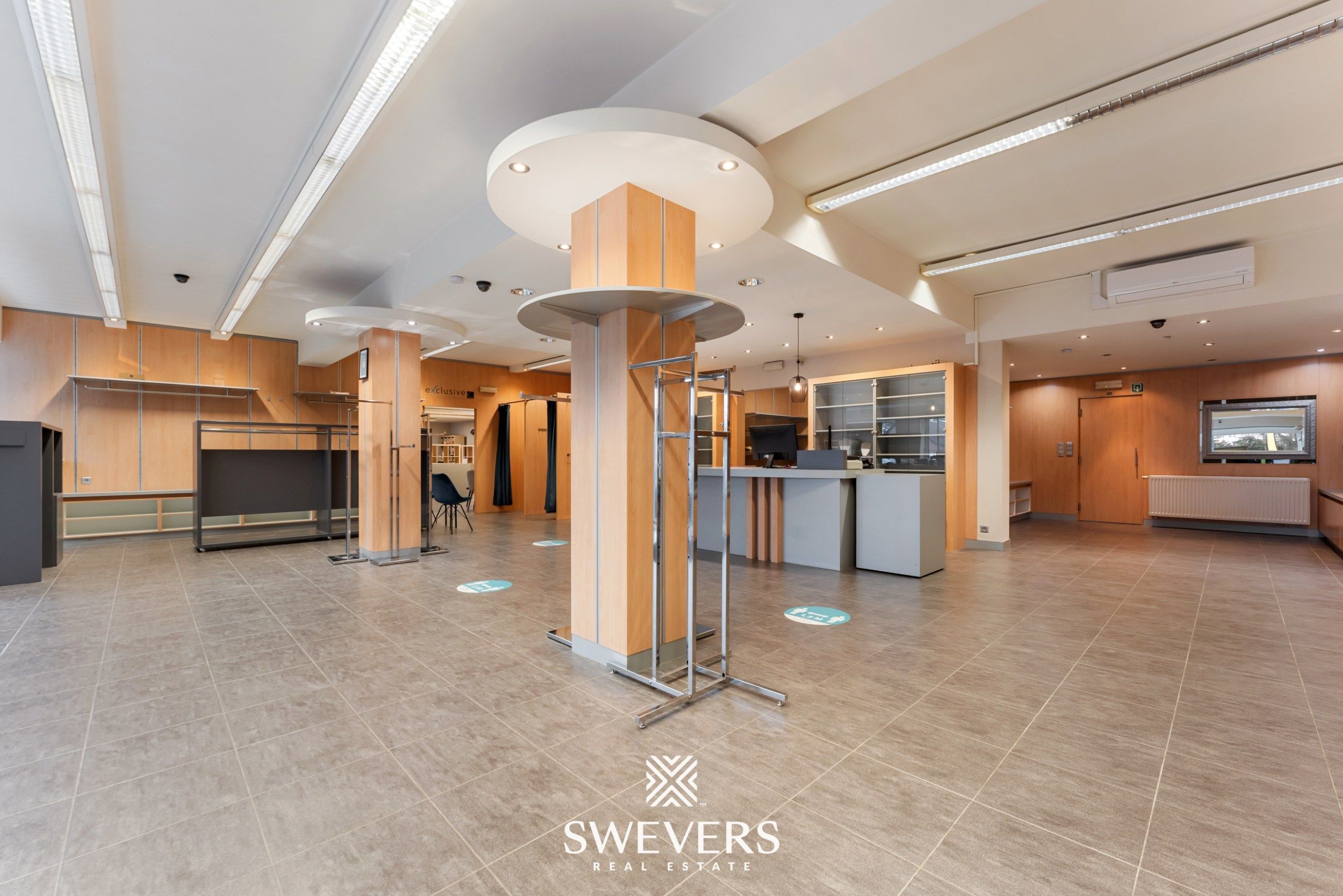 Opbrengsteigendom met handelspand, ruim appartement en uitbreidingspotentieel in hartje Heusden-Zolder foto 2