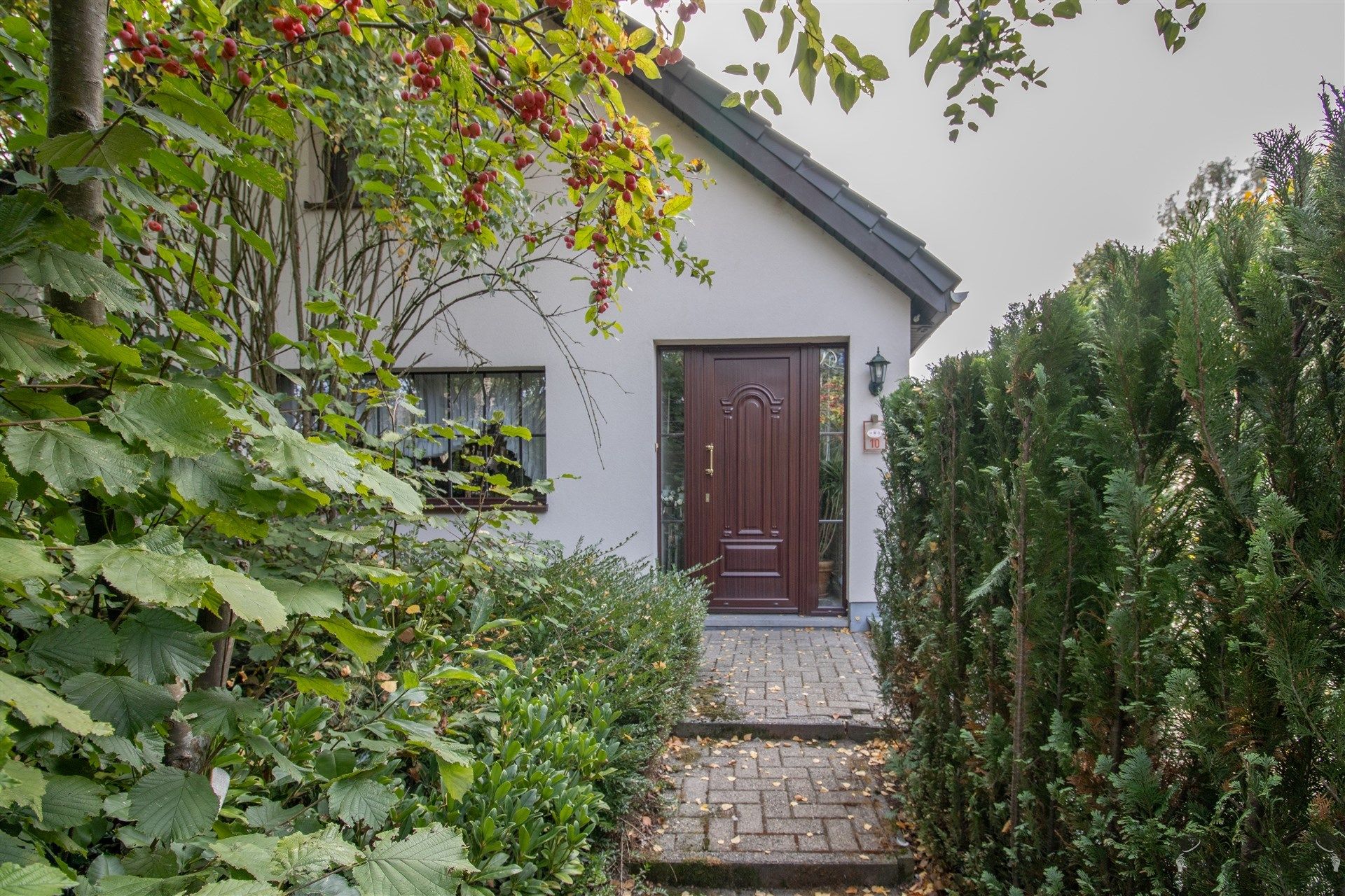 Instapklare woning met 2 slaapkamers, bijgebouwen en zonnig terras in rustige woonwijk foto 2