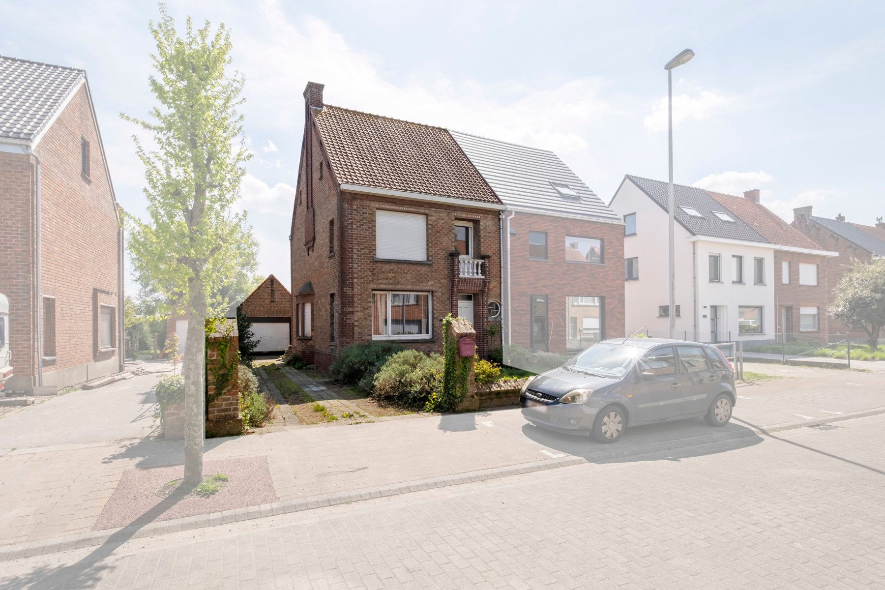Hoofdfoto van de publicatie: Gezinswoning met drie kamers en zongerichte tuin te Gistel.