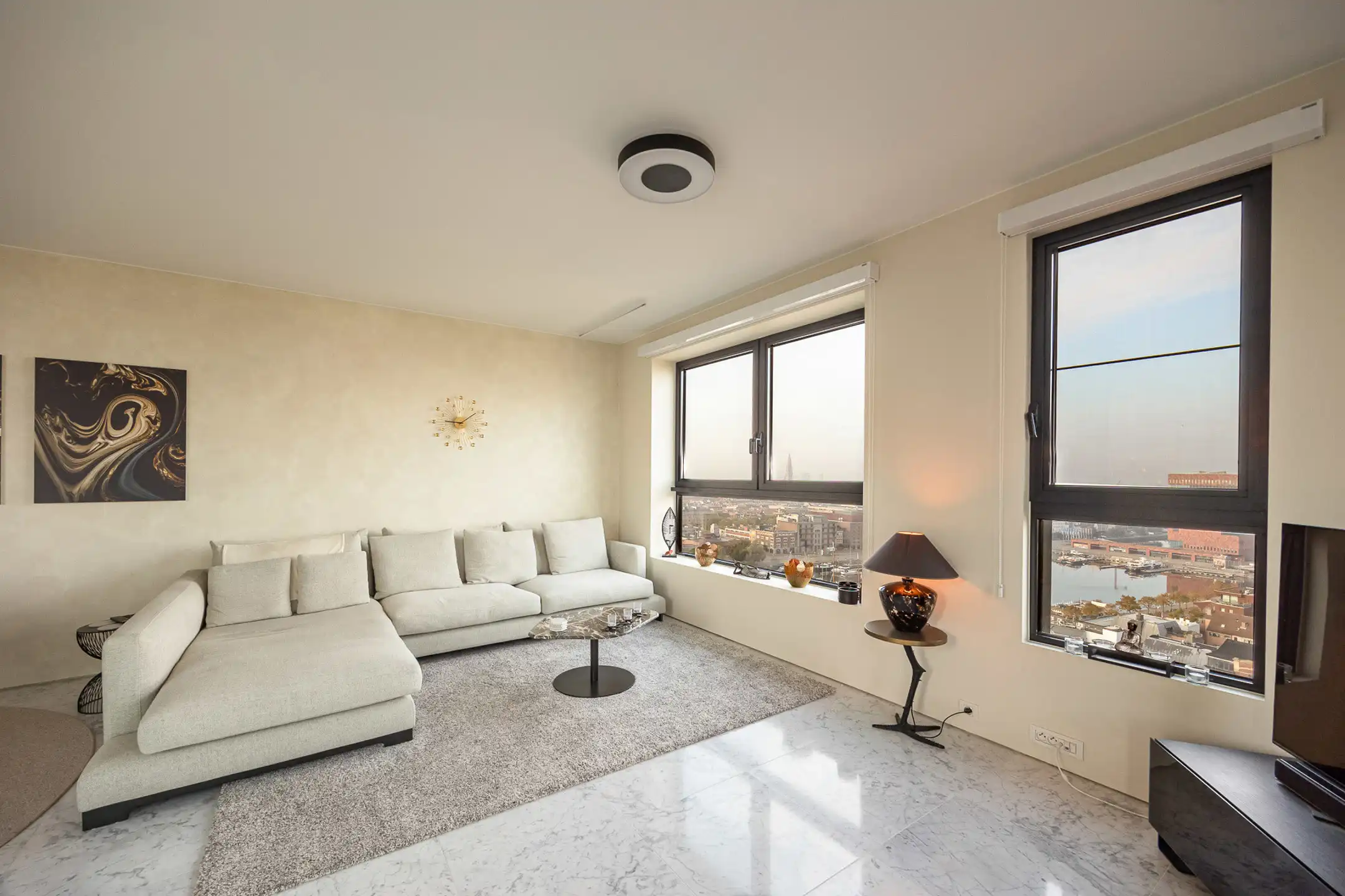 Uniek luxe appartement te residentie London Tower foto {{pictureIndex}}