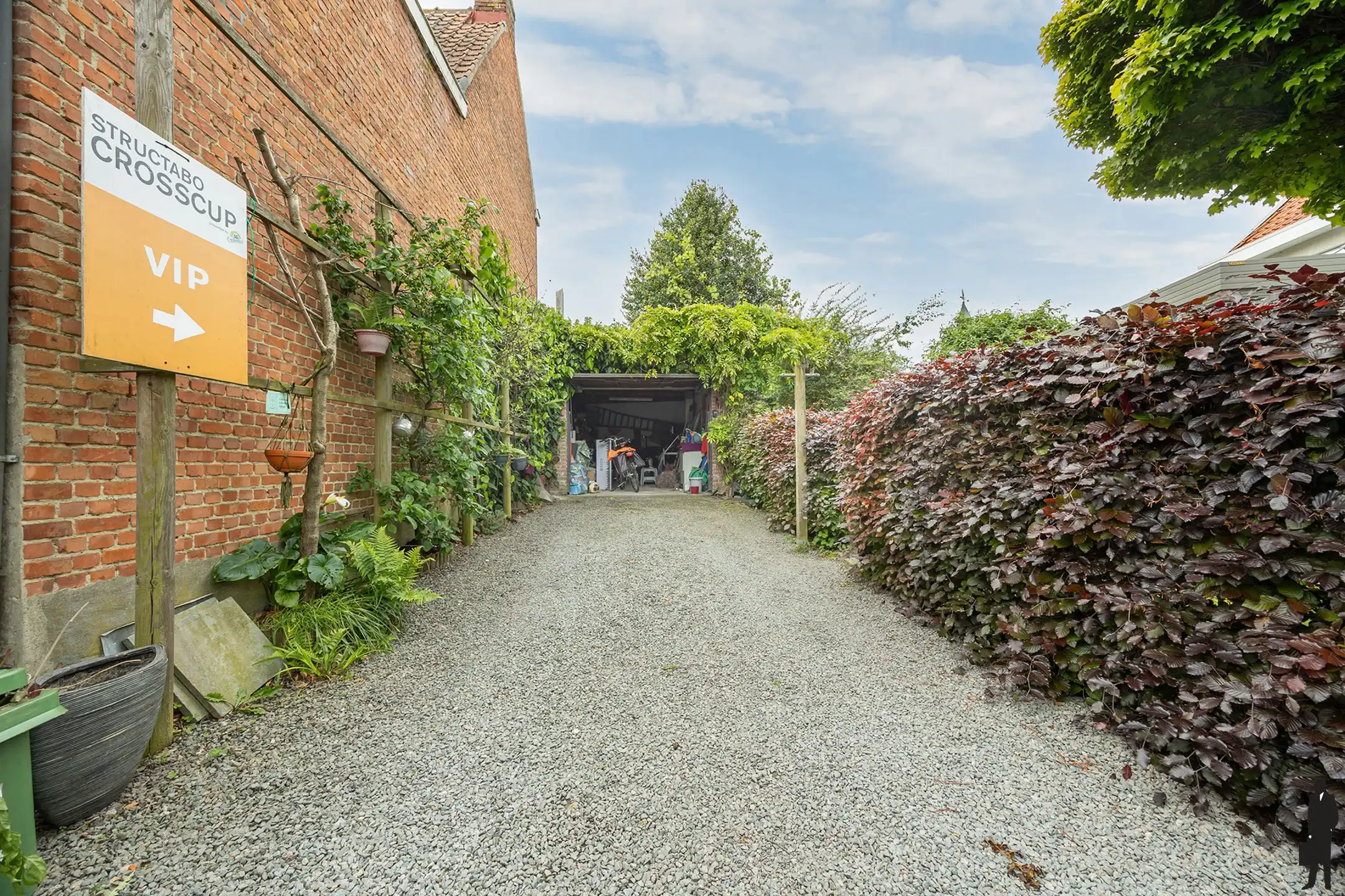 Charmante open bebouwing met zonnige tuin en garage foto 18