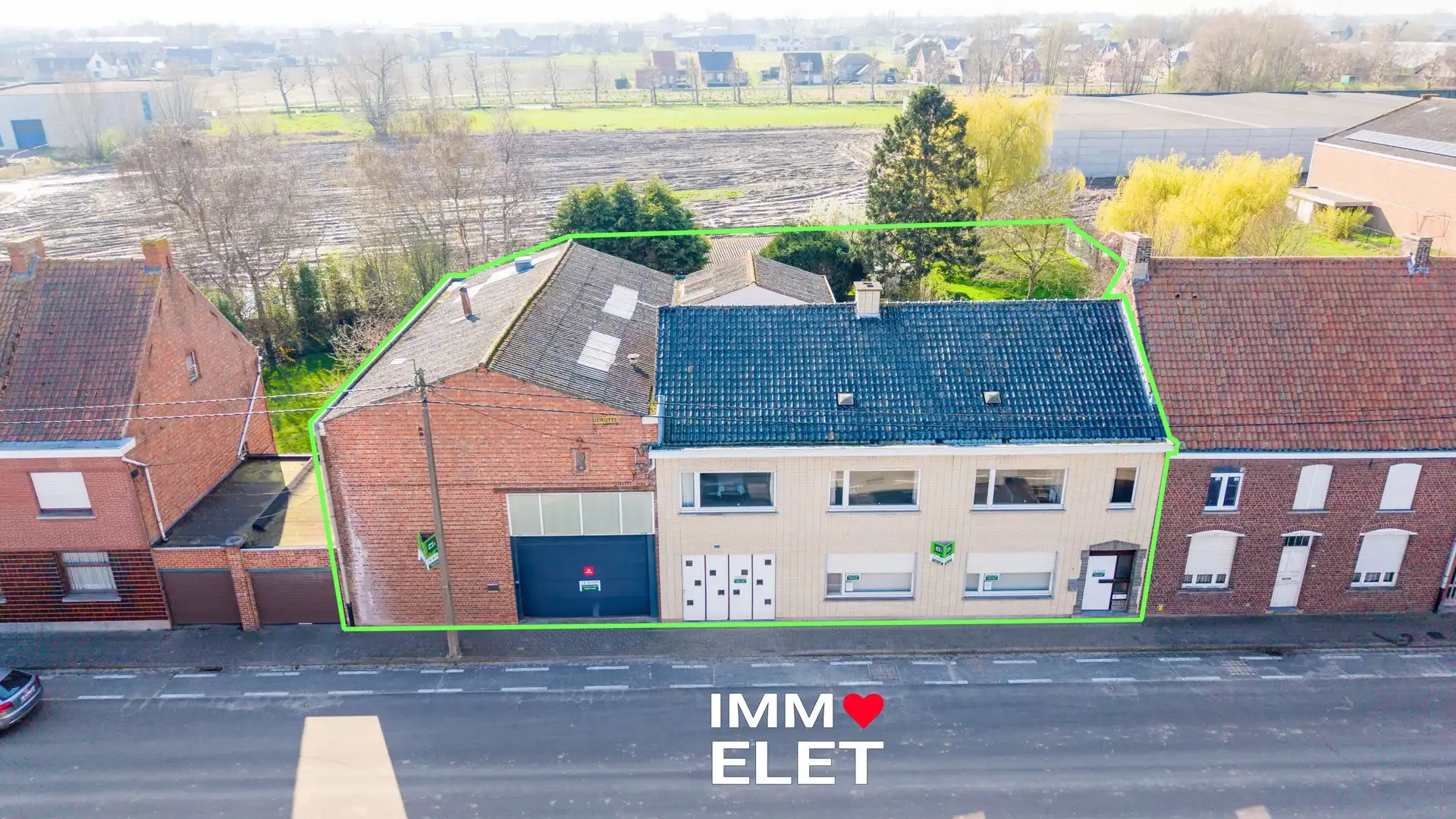 MAGAZIJN MET TWEE WOONSTEN | 1.052 M² foto 2