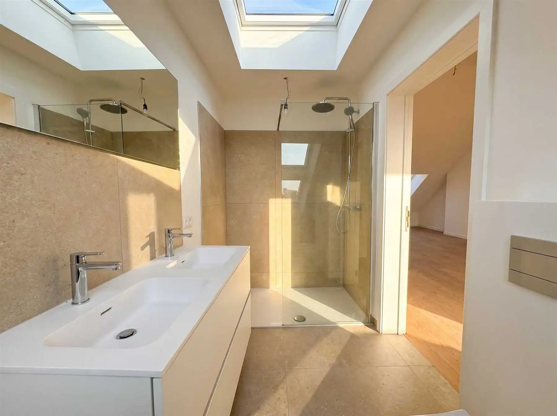 Prachtig gerenoveerd penthouse met 2 slaapkamers en terras nabij Zurenborg foto 8