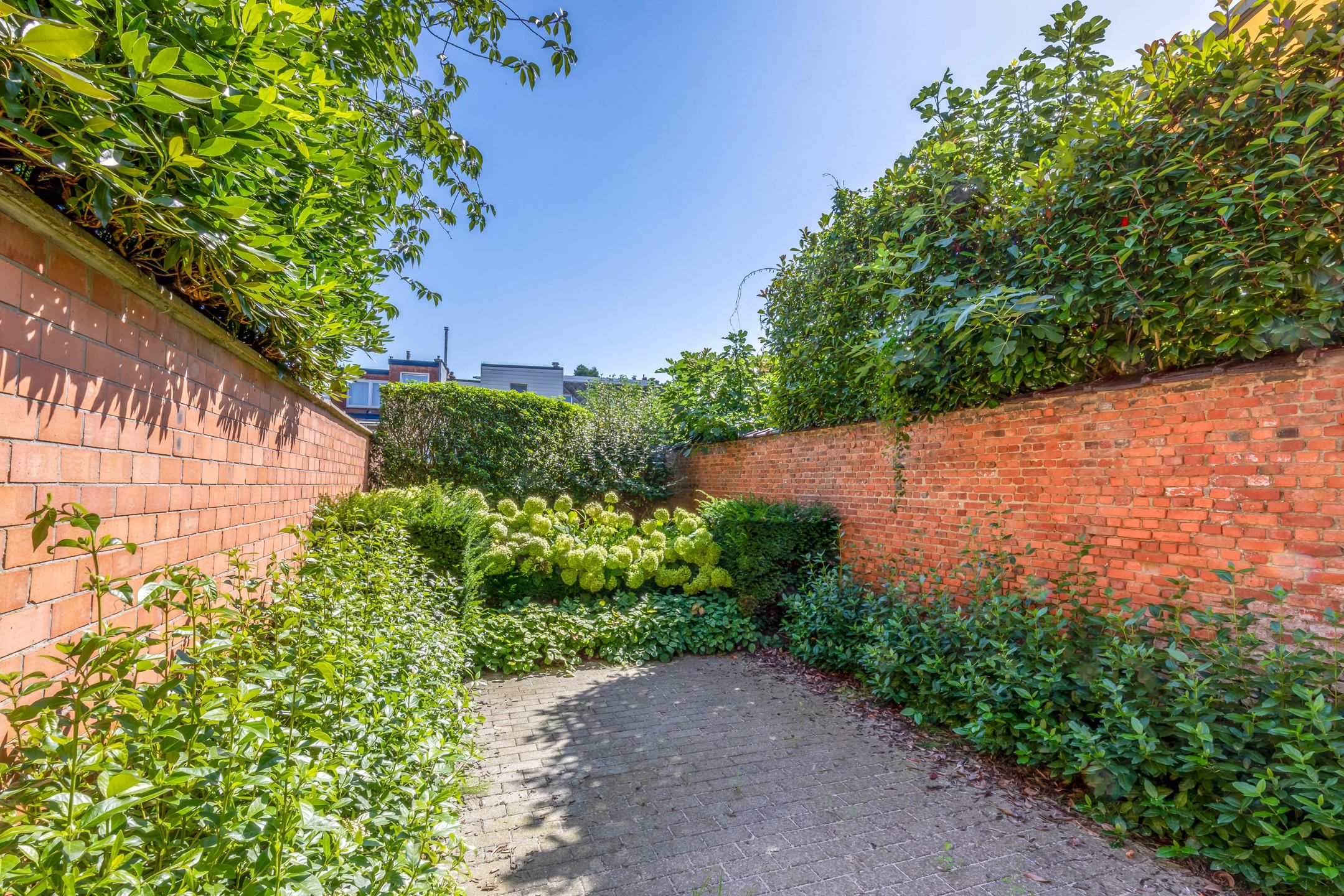 Gerenoveerd pand ingericht als kantoor met tuin en garage foto 10