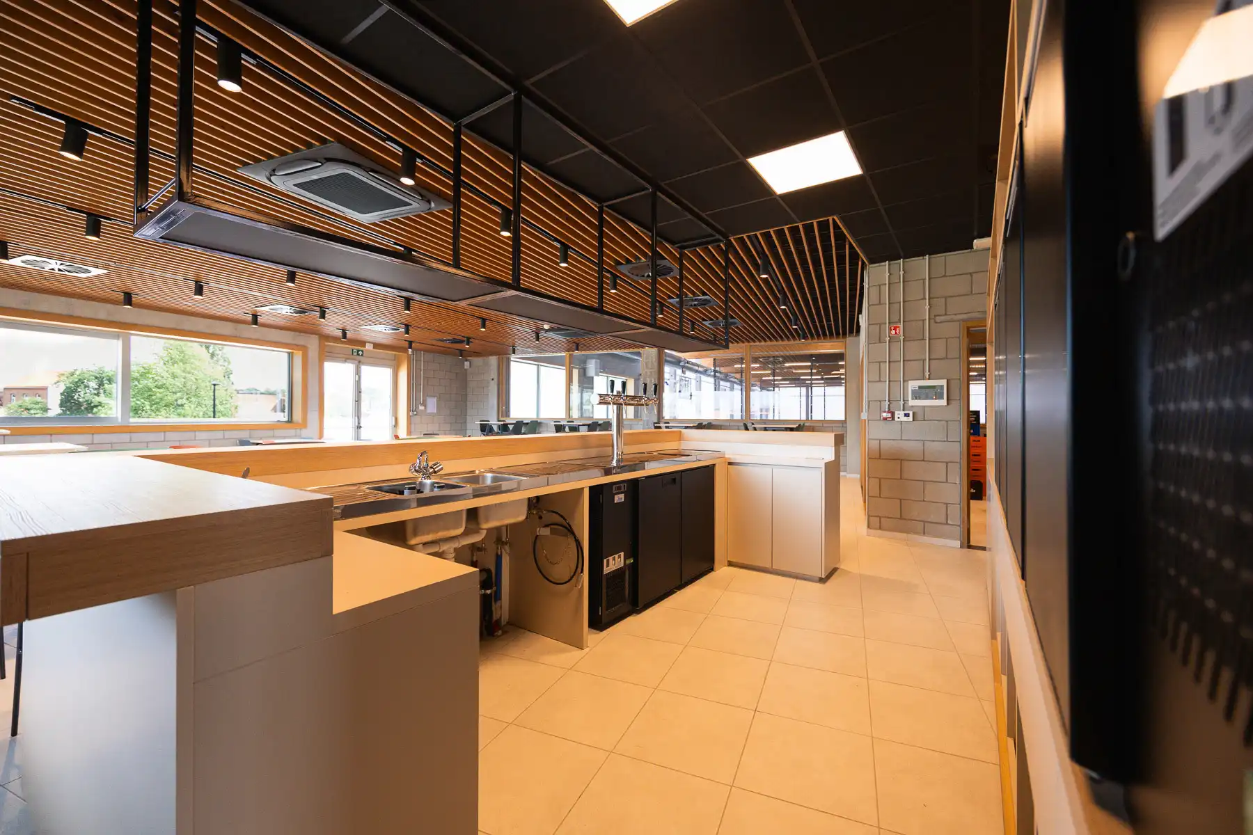 Recente en instapklare cafetaria met professionele keuken foto 19