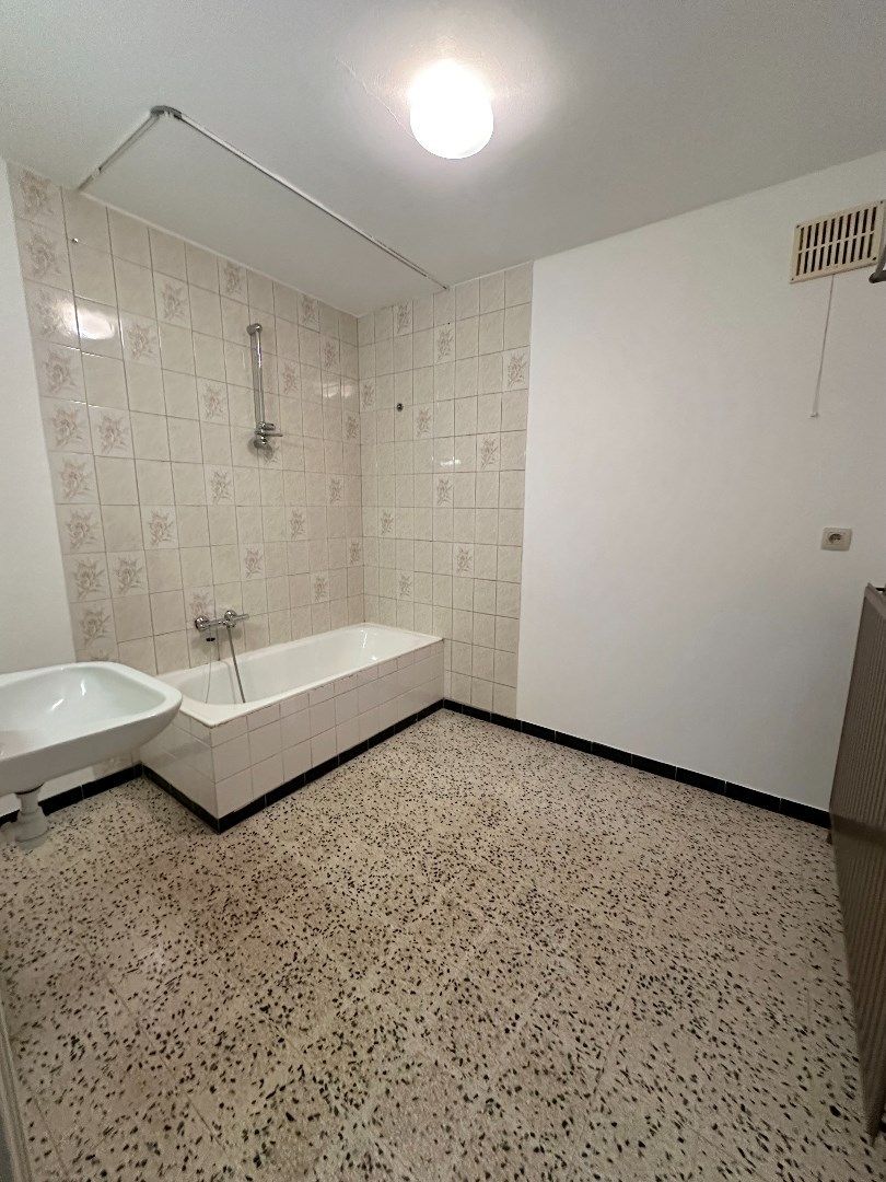 Halfopen woning met ruime tuin foto 16