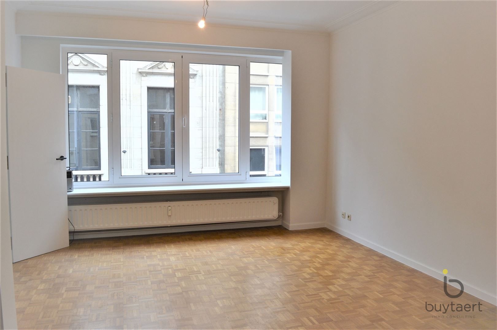 Zeer licht appartement gelegen in het hartje van de Stad! foto 3