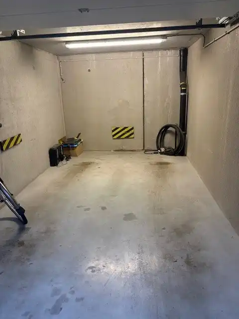 Gesloten garagebox op gelijkvloers complex - mét elektriciteit en verlichting foto 5