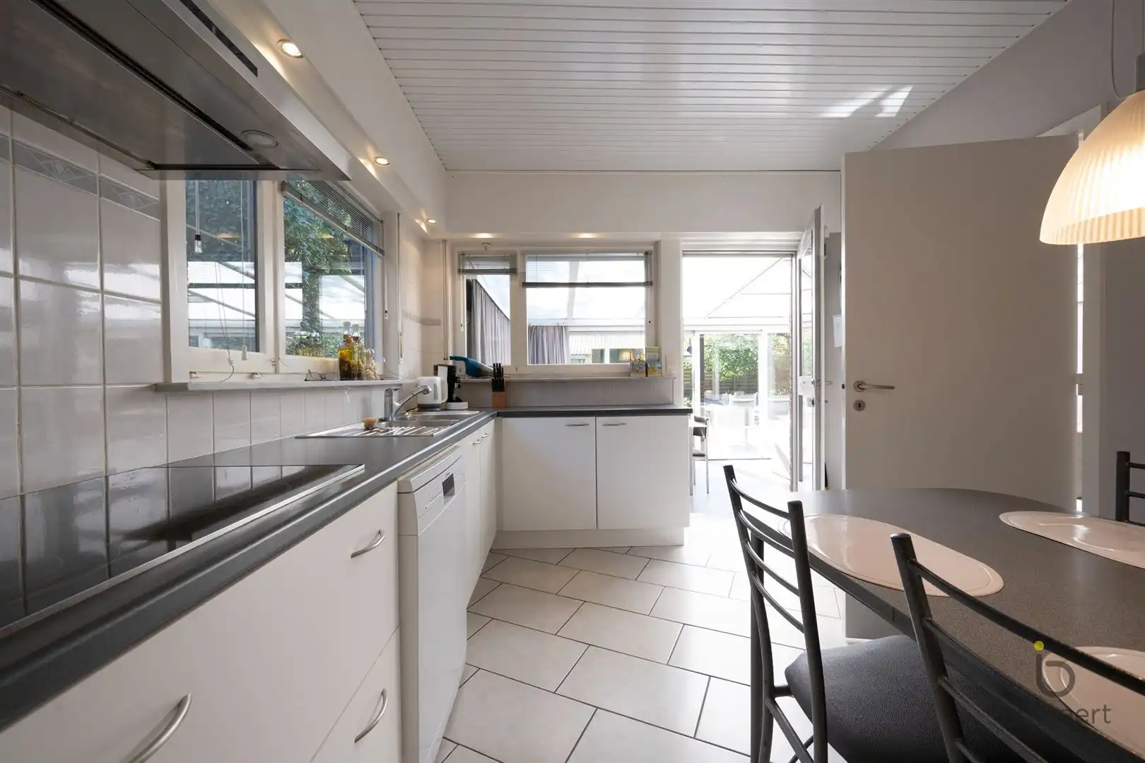 Aangenaam GELIJKVLOERS landhuis in een fijne en groene omgeving! foto 16
