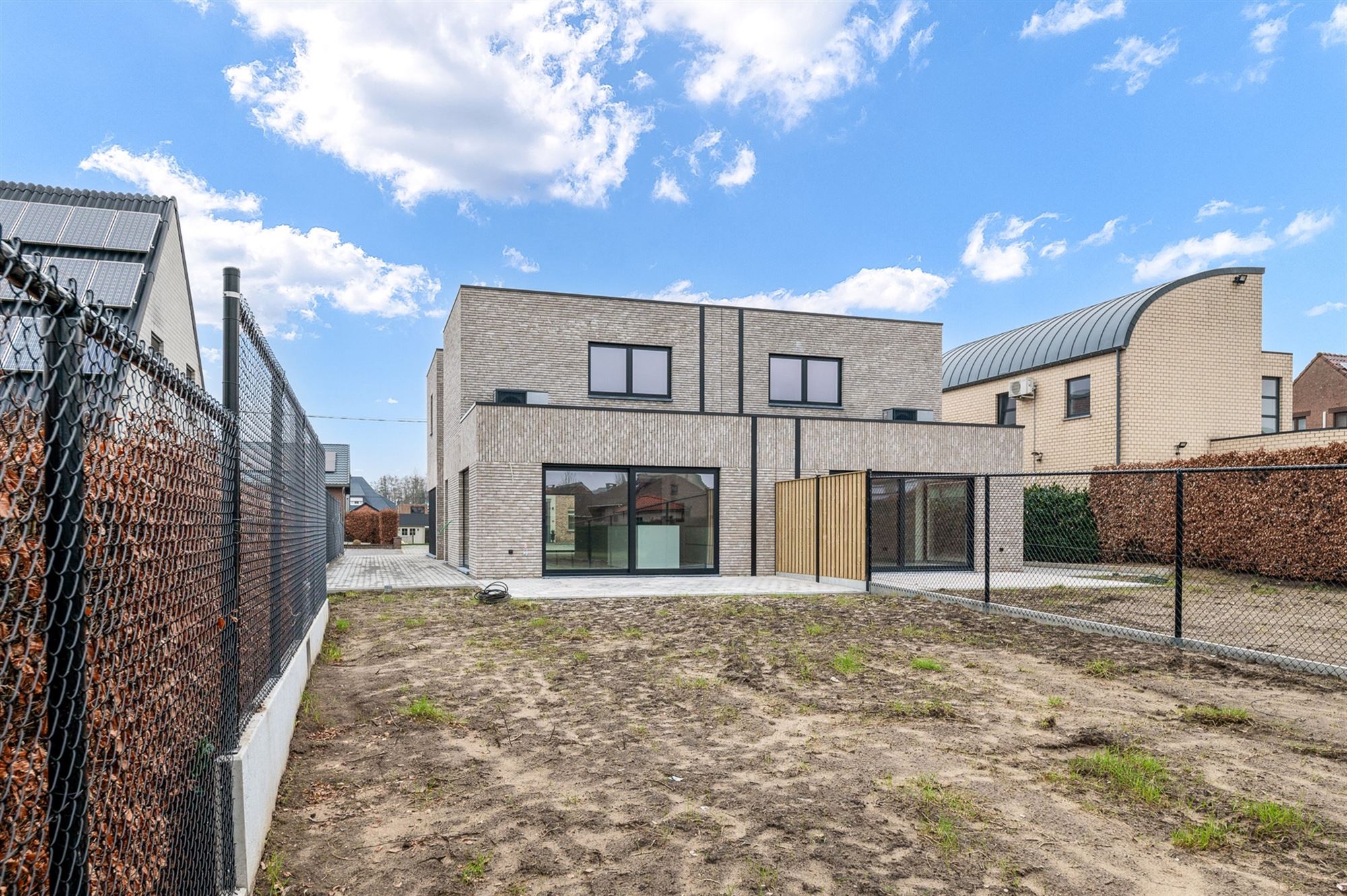 VOLLEDIG AFGEWERKTE NIEUWBOUWWONING MET 3 SLAAPKAMERS + DRESSING EN AANGELEGDE TUIN TE BERINGEN foto 2