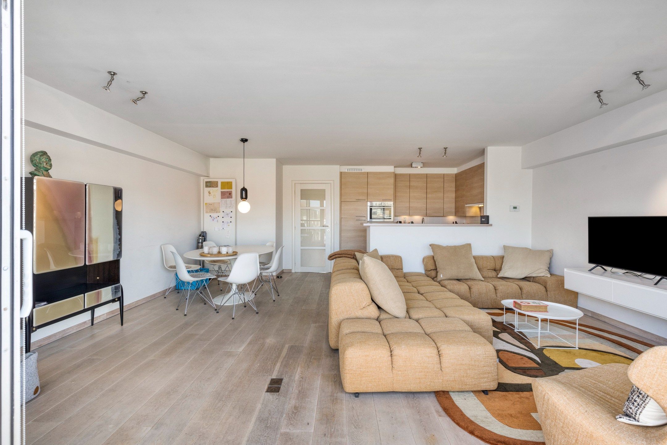 Instapklare duplex gelegen op slechts enkele passen ven het Van Bunnenplein en de zeedijk. foto {{pictureIndex}}