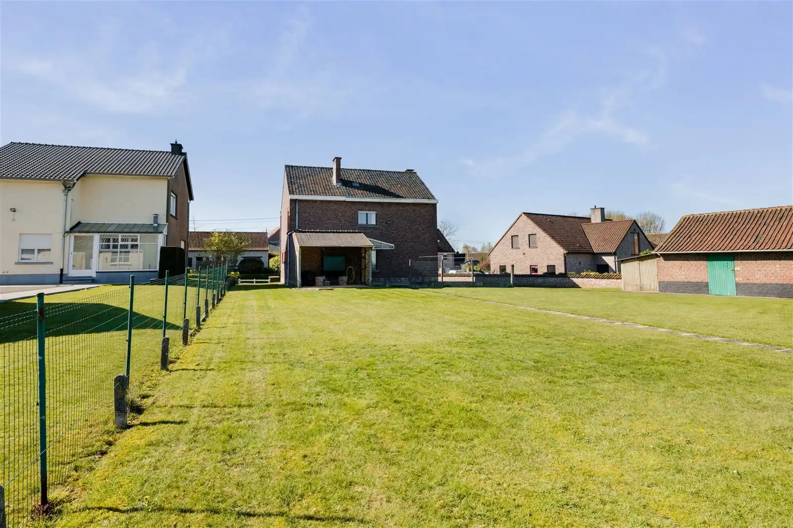 Op te frissen 4 gevelwoning met tuin op 10are92 met prachtig zicht over weilanden foto 27