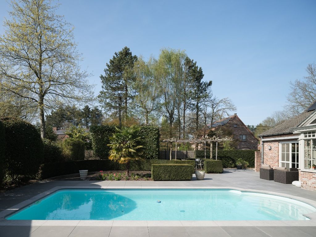 Instapklare, vrijstaande woning met zwembad op een zonnig perceel, drie slaapkamers en de mogelijkheid voor een praktijkruimte in een rustige omgeving. foto 7