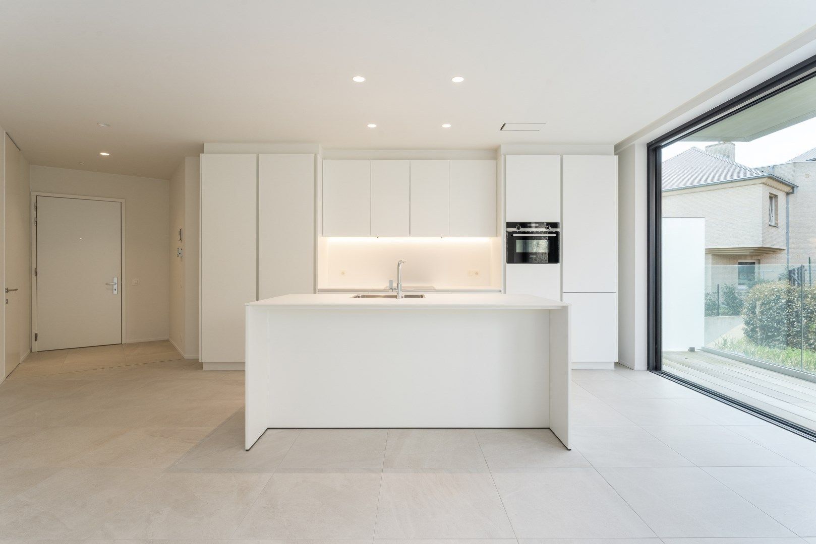 Luxe tweeslaapkamer appartement met garage op 150m van zee foto 3