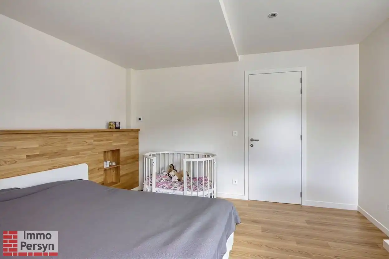 Moderne gezinswoning met 3 slaapkamers en gezellige tuin foto 14