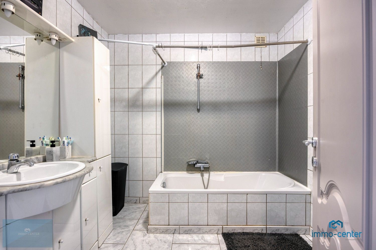 Lichtrijk en Instapklaar Appartement (150 m²) met 3 Slaapkamers en 2 Ondergrondse Parkeerplaatsen in Genk foto 23