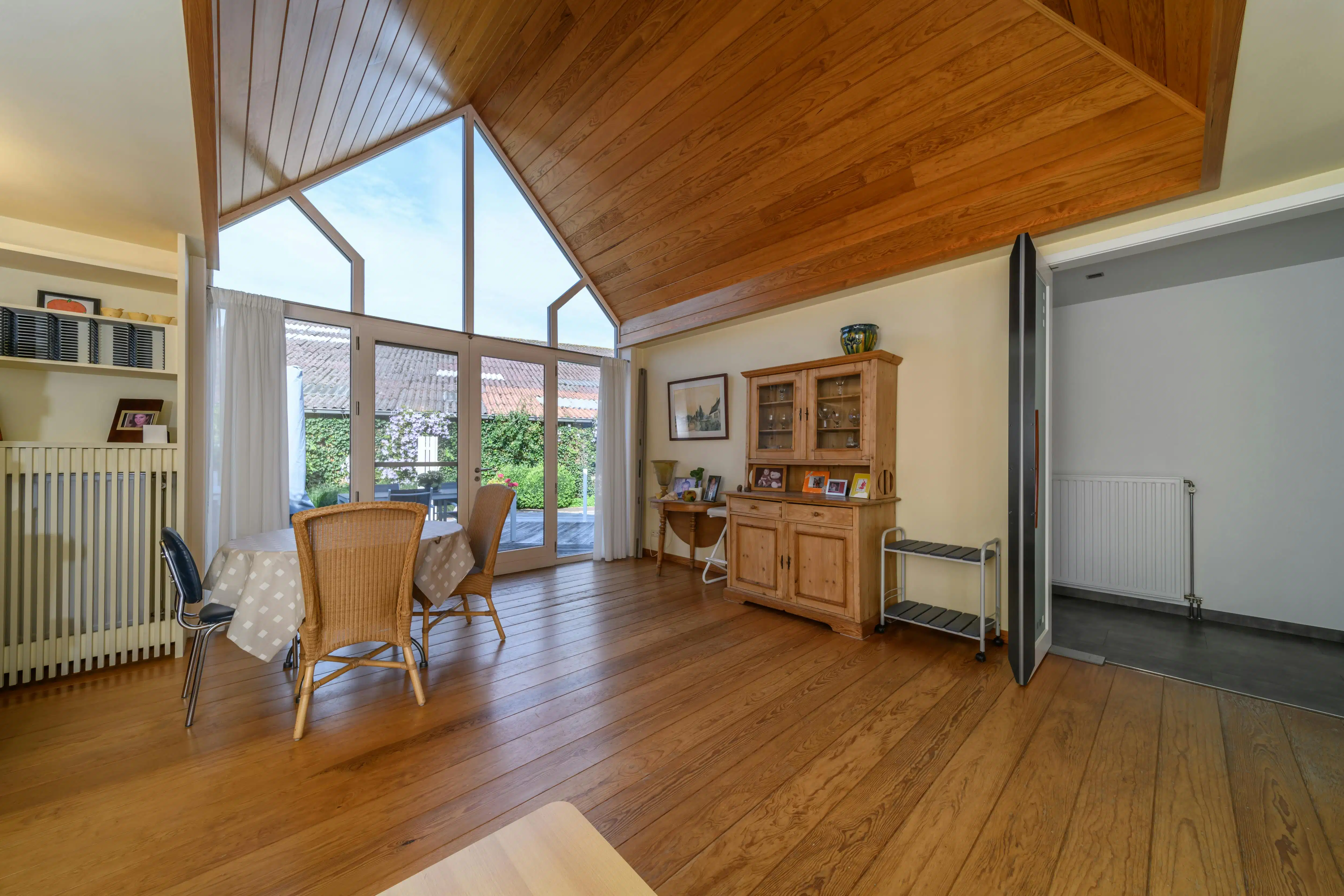 Herenhuis met ruime garage te koop in Izenberge. foto 6