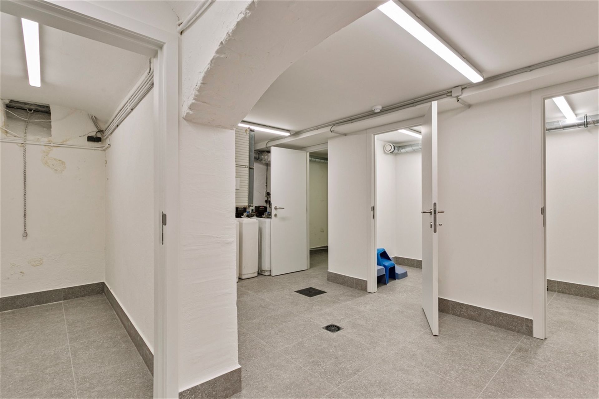 Prachtige unieke verhuring, 2 appartementen en een handelsgelijkvloers te 1000 Brussel. 



 foto 8