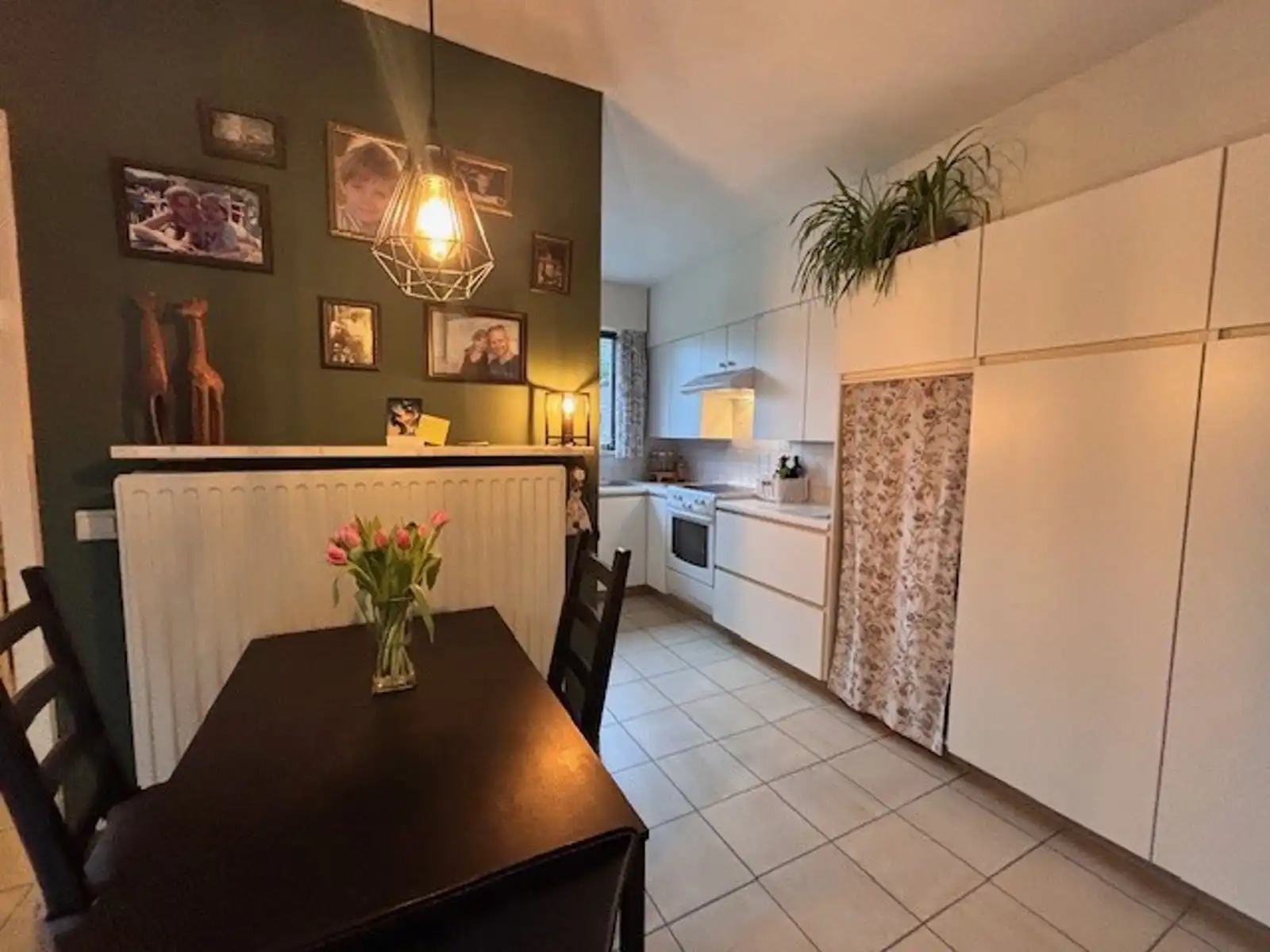 Ruime hoekwoning met terras, tuin en garage. foto 7