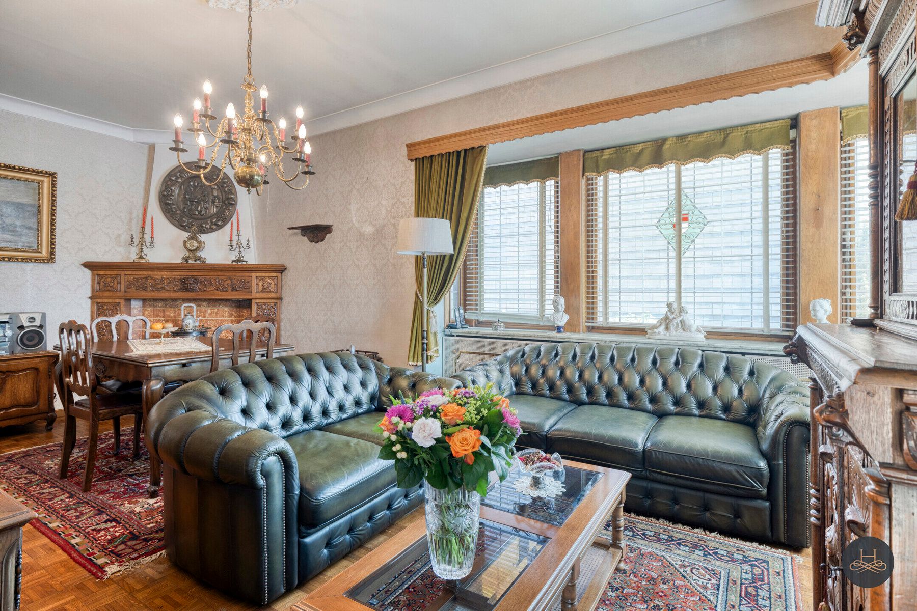 Karaktervolle, te renoveren woning, tuin en grote garage foto 7
