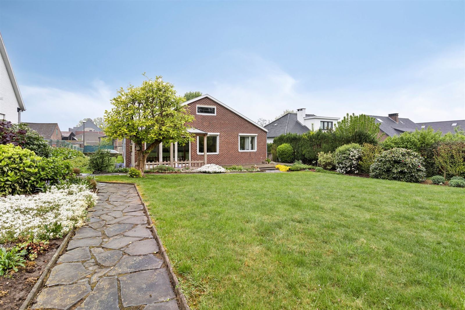 Bungalow met 4 ruime slaapkamers en mooie tuin  foto 6
