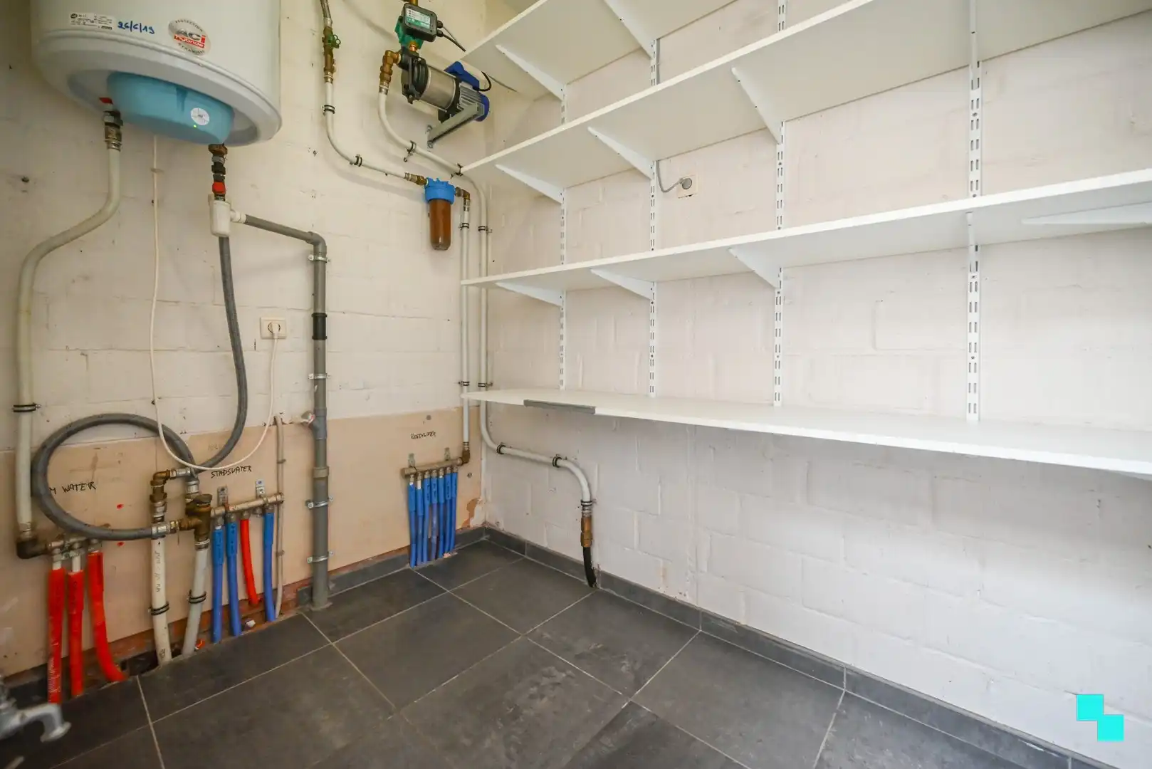 Riante halfopen woning met garage foto 13