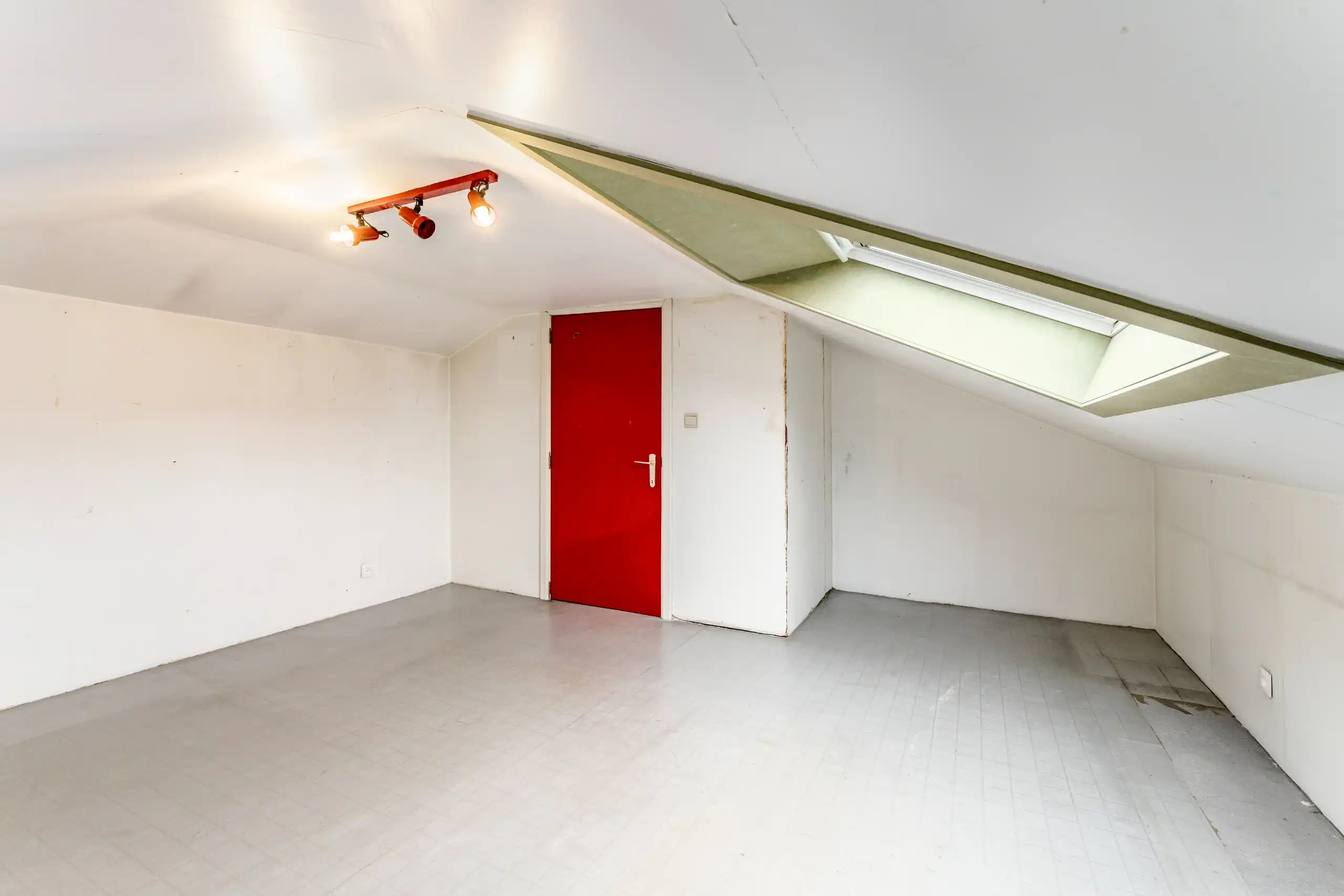 Verzorgde bungalow op 585 m2 met 3 slaapkamers en zonnige tuin nabij het centrum foto 14