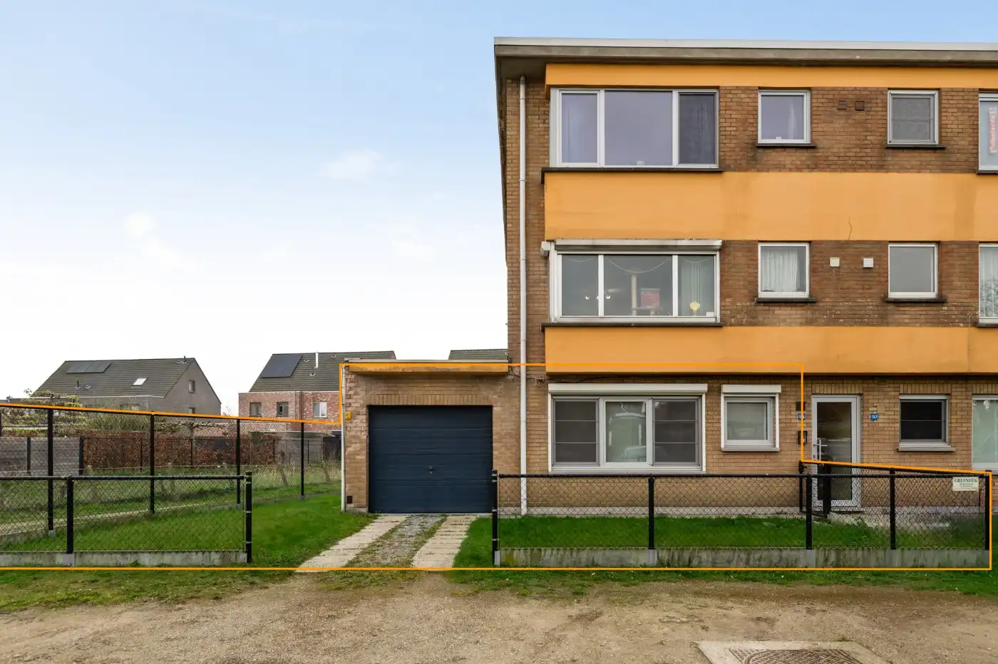 Keurig gelijkvloers appt. met 2 slpk., terras, voortuintje en garagebox foto {{pictureIndex}}