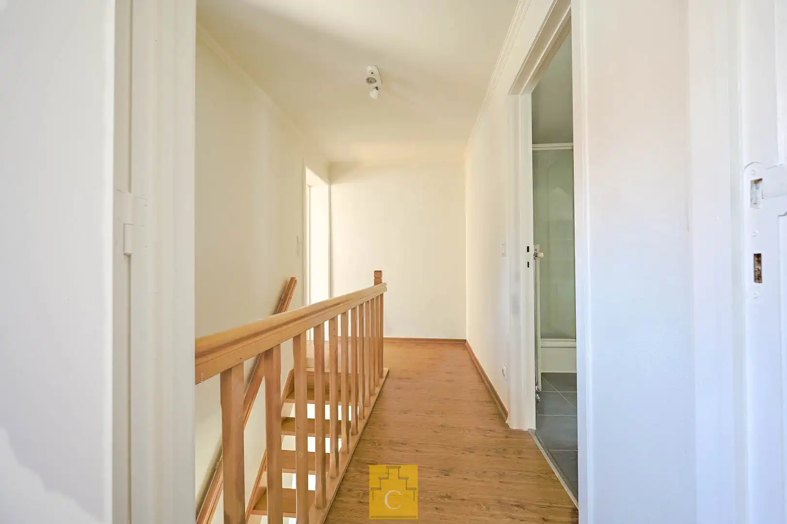 Brugs huis in de schaduw van Jeruzalemkerk, authentieke 16e-17e eeuwse gevel foto 17