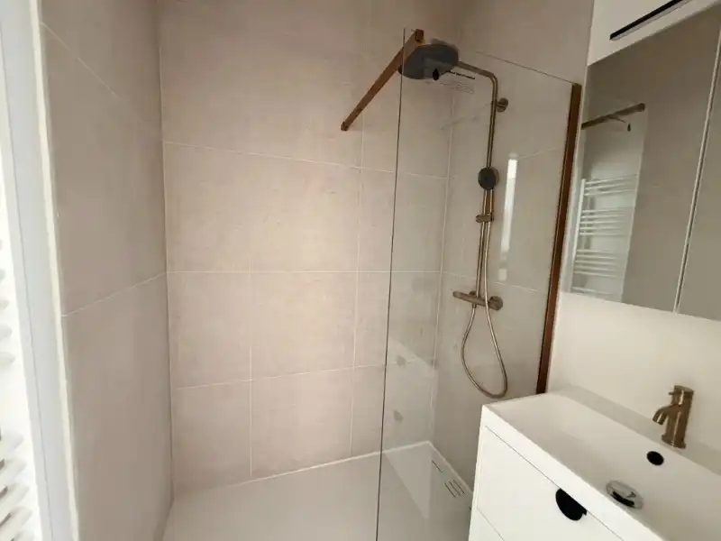 --- NIEUW --- Prachtig gerenoveerd appartement met zicht op het water in Gent. foto 9