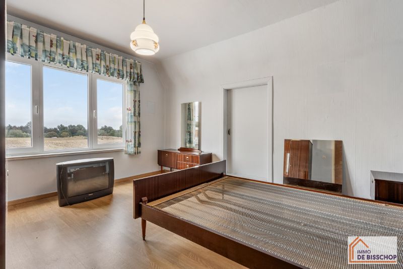Te renoveren woning met 4 slaapkamers, zongerichte tuin en garage foto 12