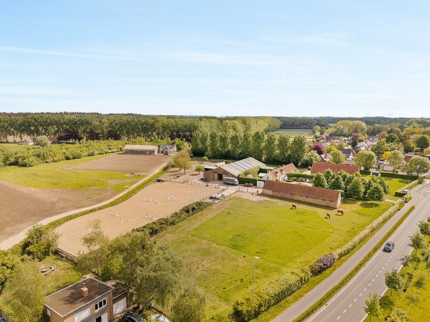 Uitzonderlijke hoeve met binnenpiste en paardenstallen op 1,88 hectare foto 5