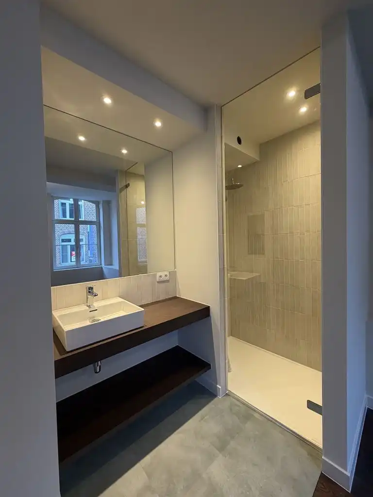 Gezellig, doch ruim appartement op de eerste verdieping met 2 slaapkamers, ruim terras en optioneel een staanplaats, gelegen in het centrum van Maaseik. foto 8