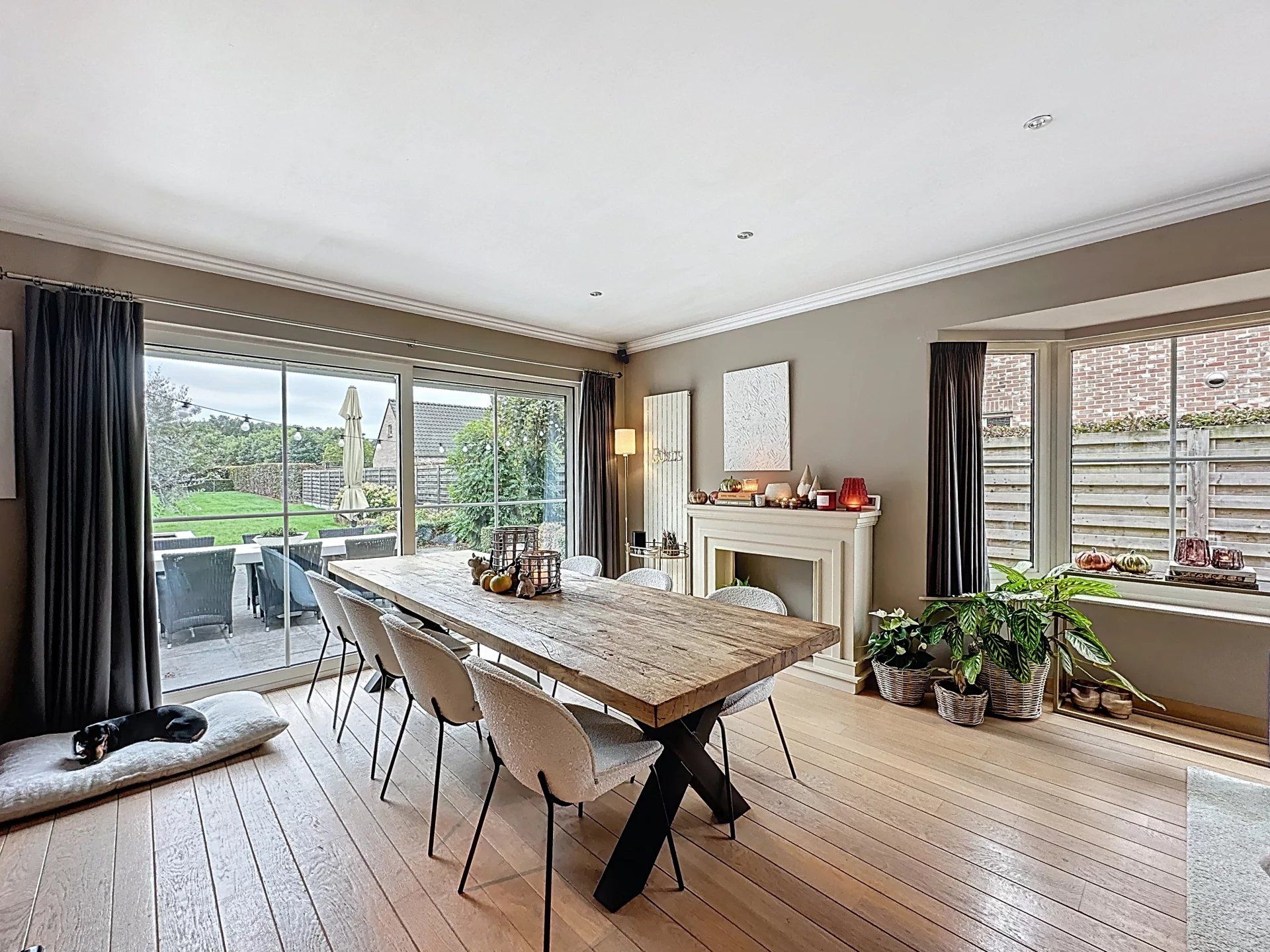 Prachtige landelijke gelegen vrijstaande woning uit 2001, gelegen op een perceel van 16a 43ca. Deze woning biedt comfort, ruimte en privacy met hoogwaardige afwerking en moderne gemakken. foto 7