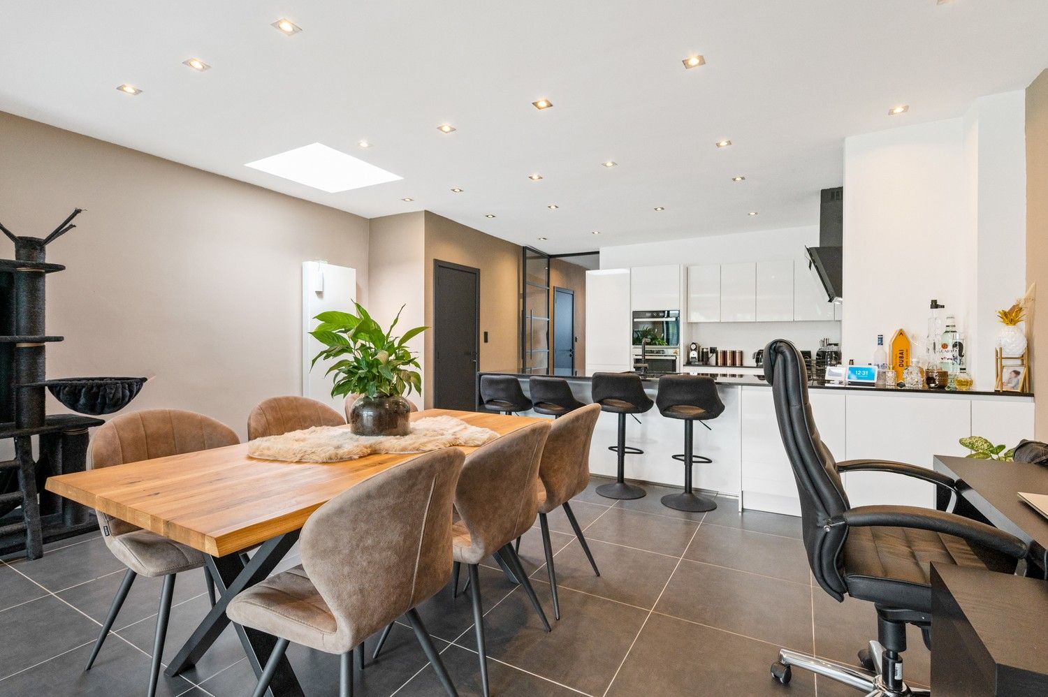 Instapklare, stijlvol gerenoveerde woning met tuin in hartje Broechem foto 4