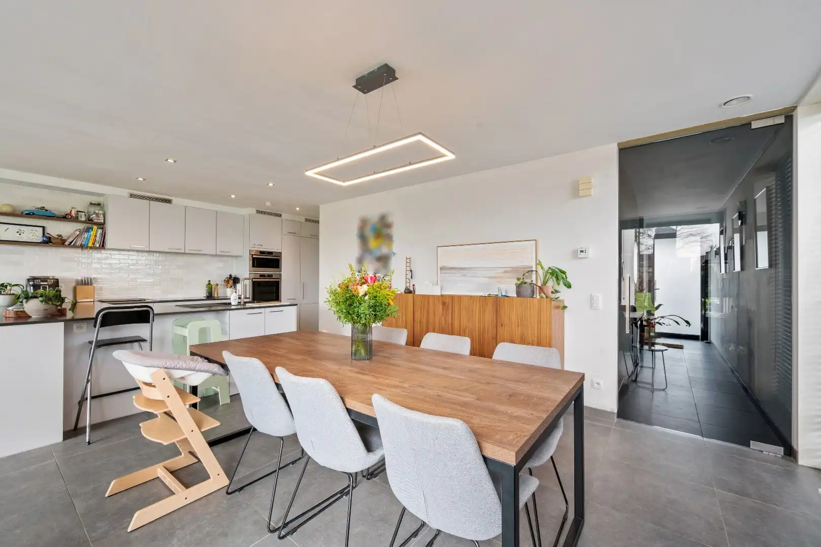 Recente en energiezuinige woning met 3 slaapkamers, ruime garage en tuin. foto 4