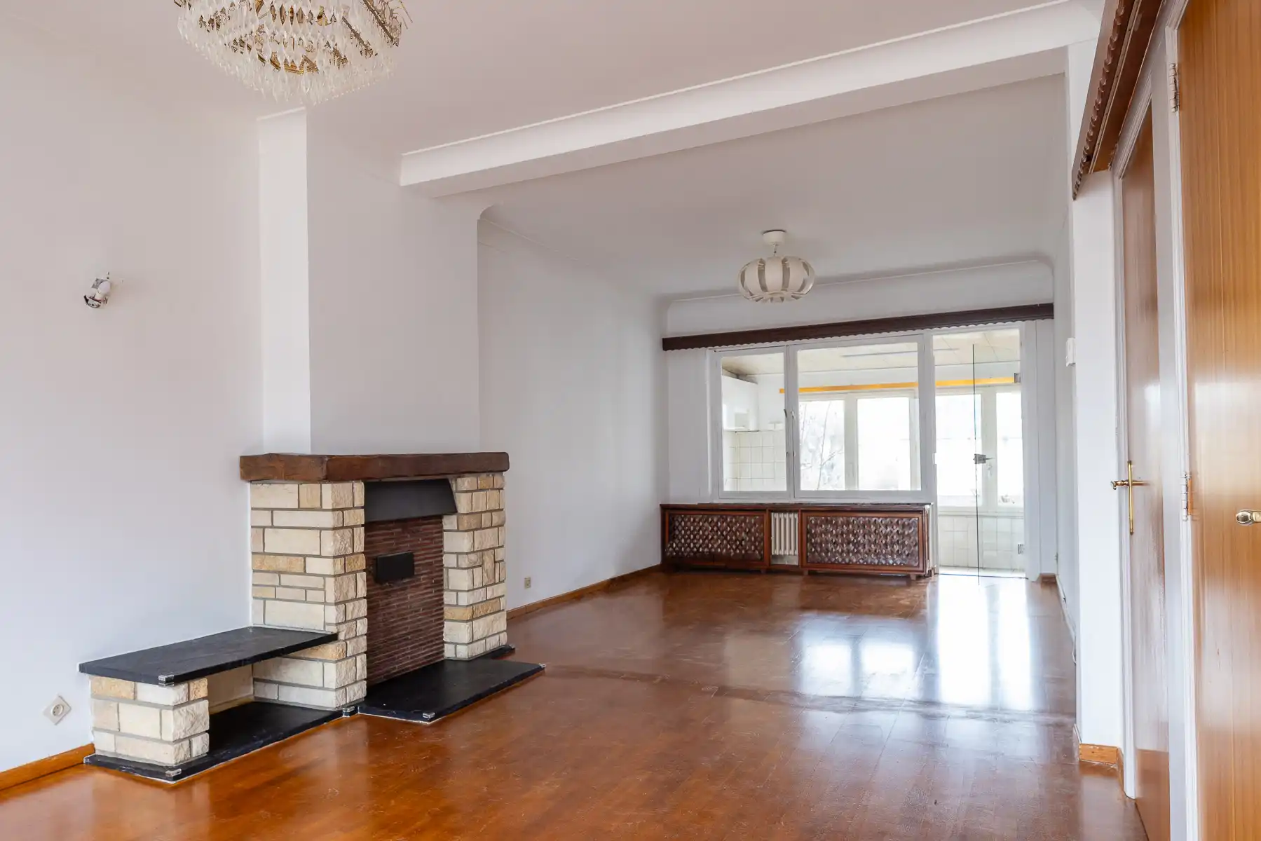 Ruime woning met buitenkoer en garage foto 6