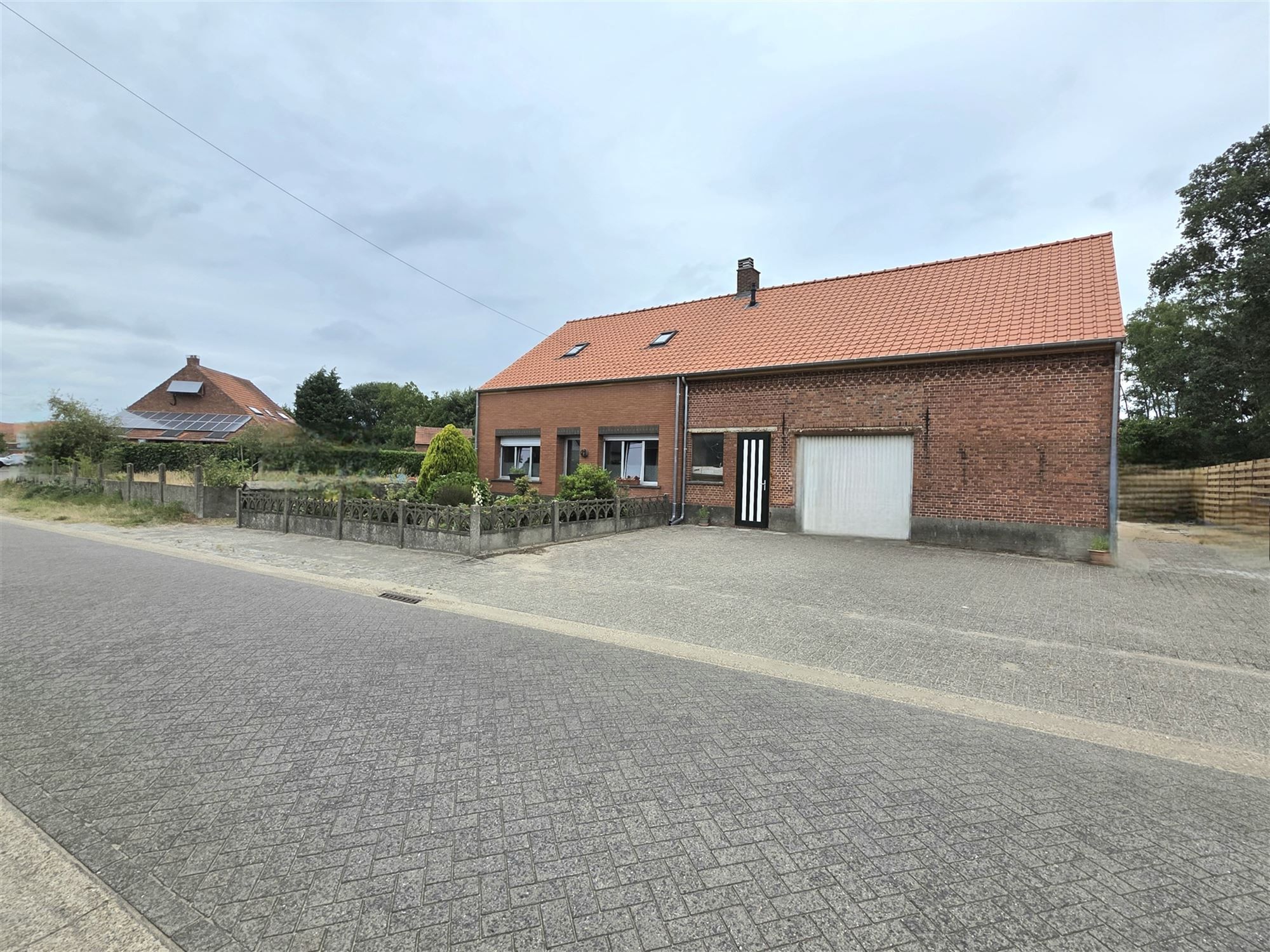 Gedeeltelijk vernieuwde boerderij op 903 m² foto {{pictureIndex}}