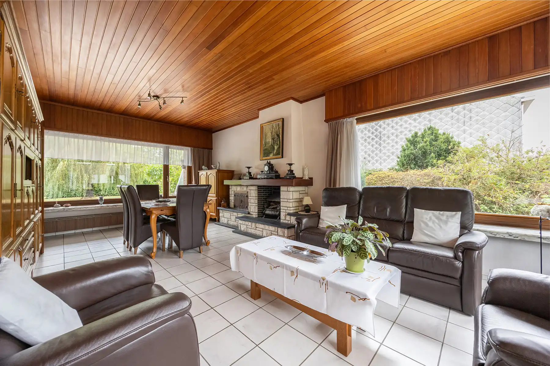 Landhuis met private tuin, vier slaapkamers en twee garages foto 3