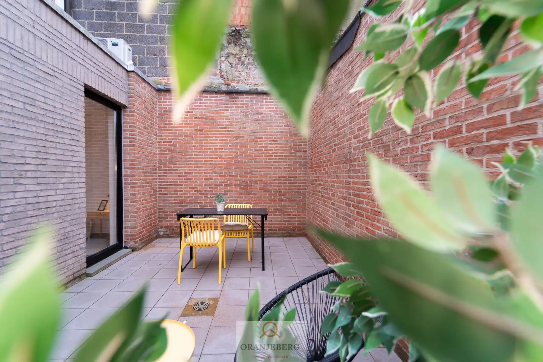 Lichtrijk gelijkvloers 2-slpk appartement met terras! foto 3