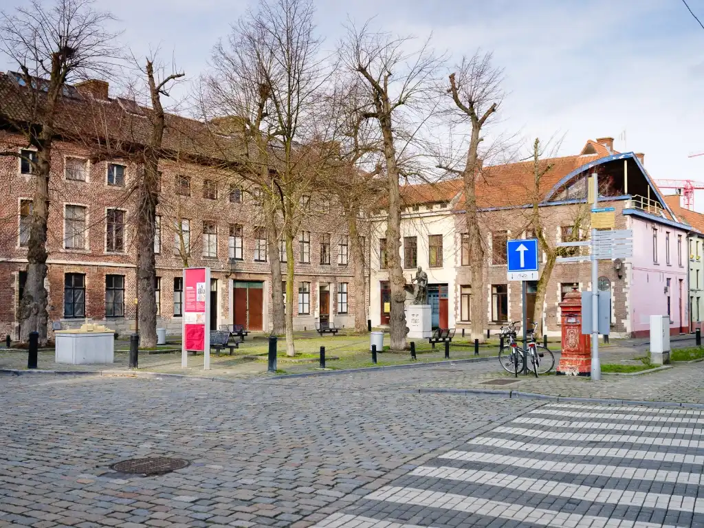 Te renoveren stadswoning met vergunning op exclusieve locatie foto 2