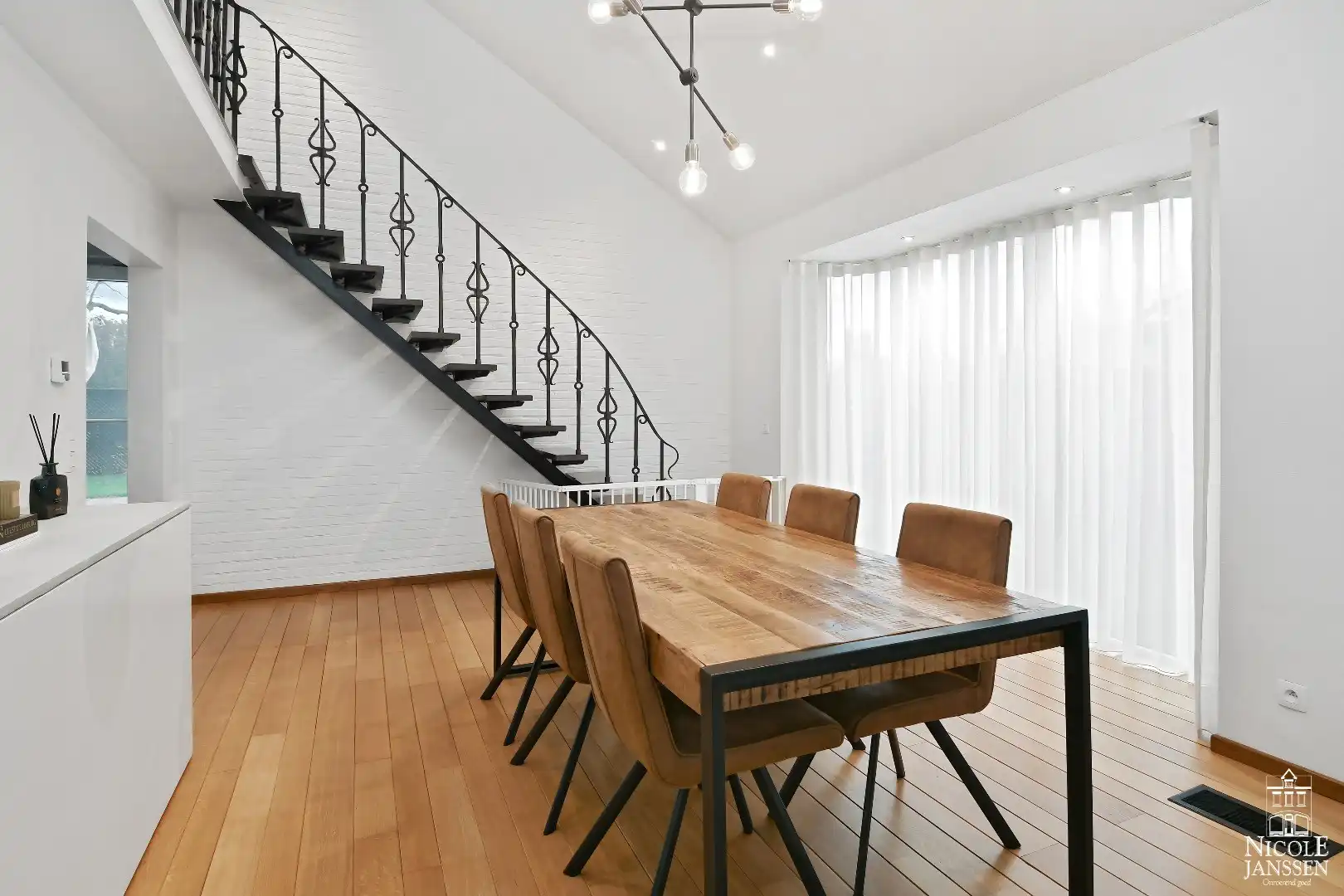 Charmante vrijstaande gezinswoning met grote garage en mooie tuin   foto 9