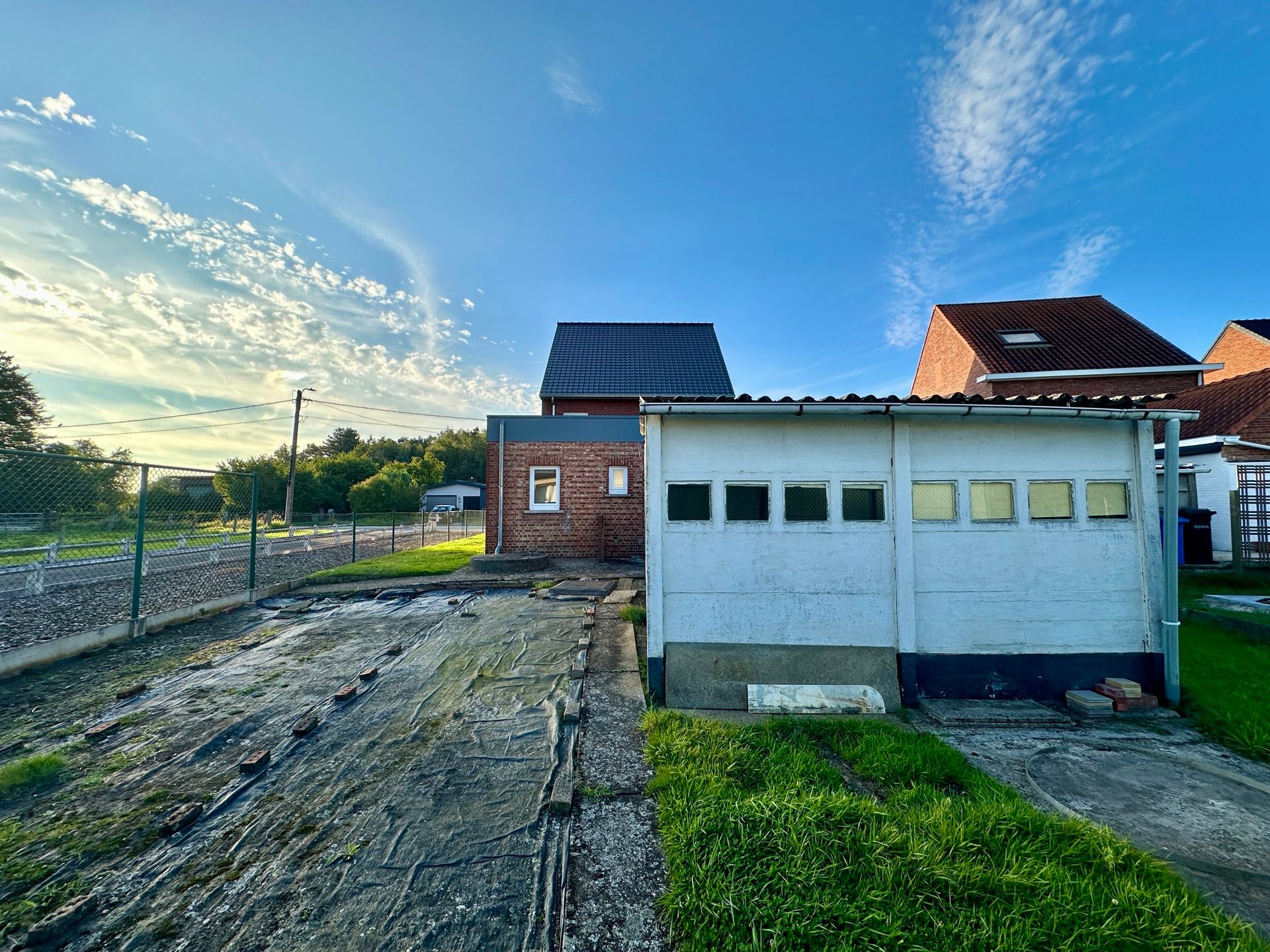 Op te knappen, ruime vrijstaande woning foto 30